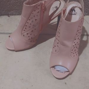 Peep toe pumps w/ slingback